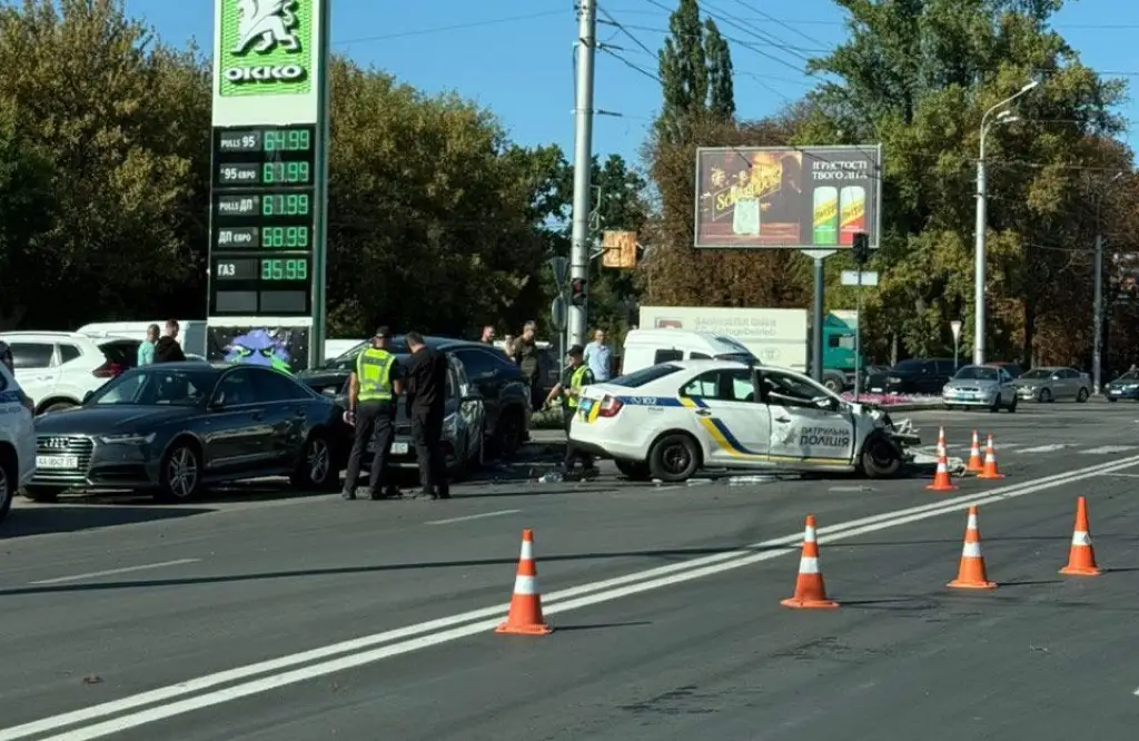 У Полтаві сталася ДТП за участю патрульного авто: машину поліції серйозно пошкоджено