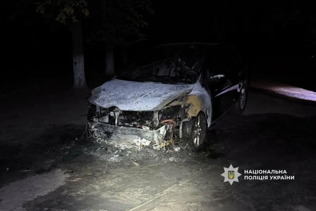 У Кременчуці вночі підпалили три автомобілі: поліція відкрила кримінальне провадження