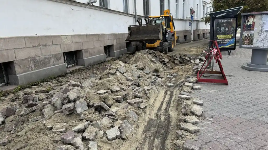 У Полтаві стартував ремонт тротуарів біля Будинку зв’язку в межах проєкту «Шлях ветерана»
