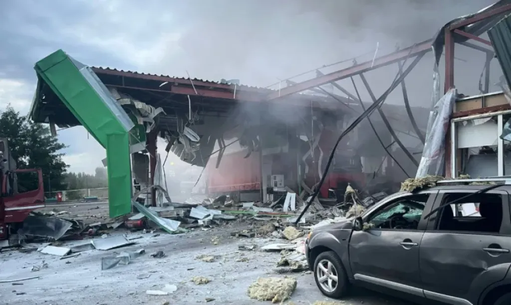 На Полтавщині дрон вдарив по АЗС: зруйнована будівля, є постраждала