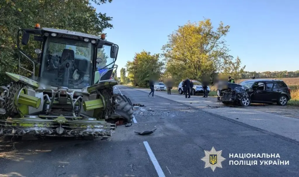 На Полтавщині кросовер зіткнувся з комбайном: водій у лікарні