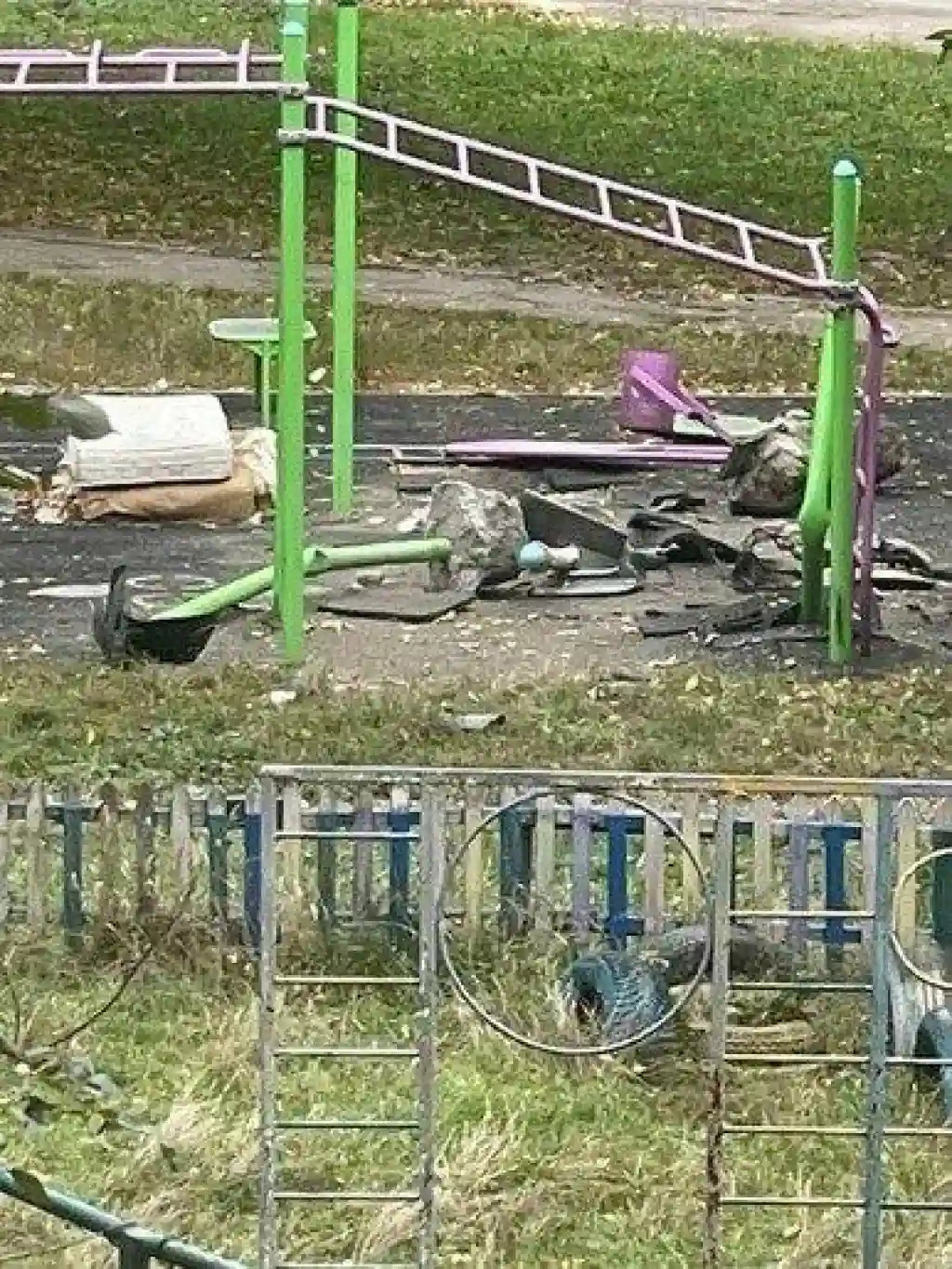 У Полтаві автомобіль пошкодив новий спортивний майданчик