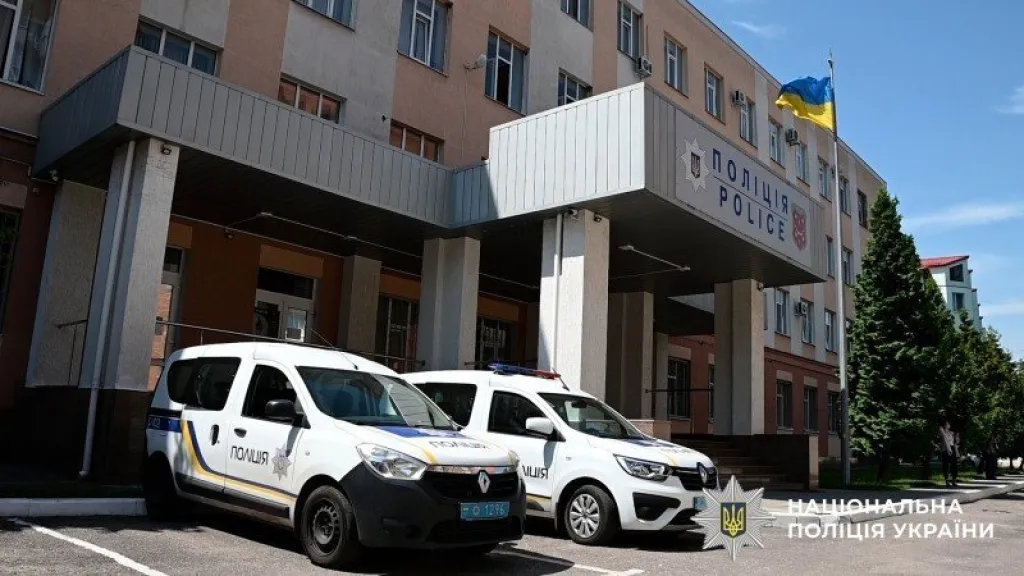 У Полтаві встановили водія, який пошкодив спортивний майданчик і зник з місця ДТП