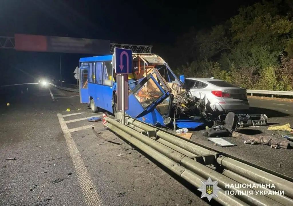 На Полтавщині маршрутка зіткнулася з Mercedes і влетіла в BMW: є постраждалі