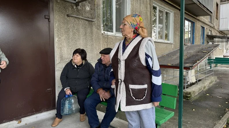 У Карлівці понад тиждень не було води: мешканці змушені набирати її з пожежної машини