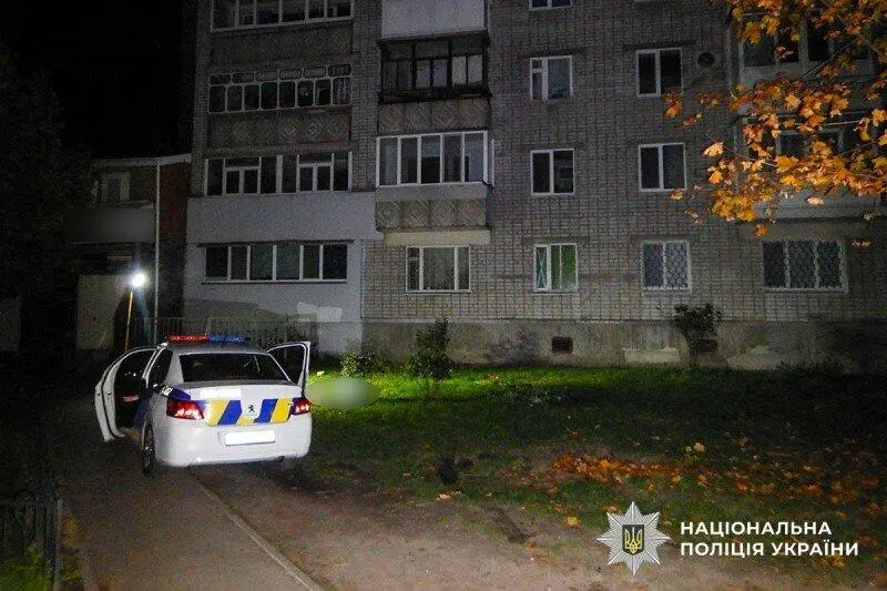 У Кременчуці виявили тіло чоловіка біля будинку — поліція проводить розслідування