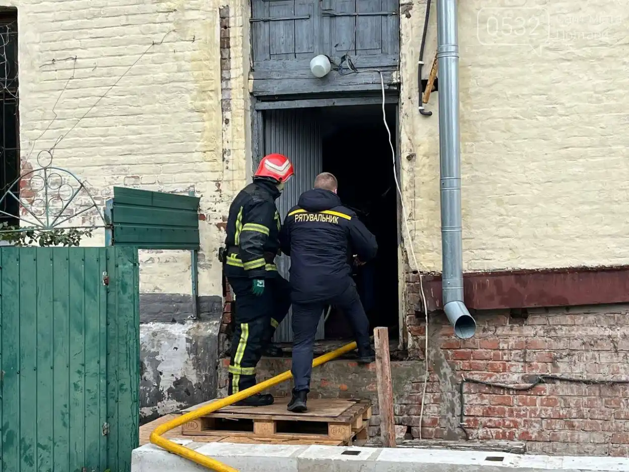 Пожежа в центрі Полтави: під час займання у двоповерховій будівлі загинула літня жінка