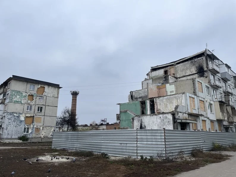 У Полтаві мешканці зруйнованого ракетою будинку живуть із мокрими стінами та без газу