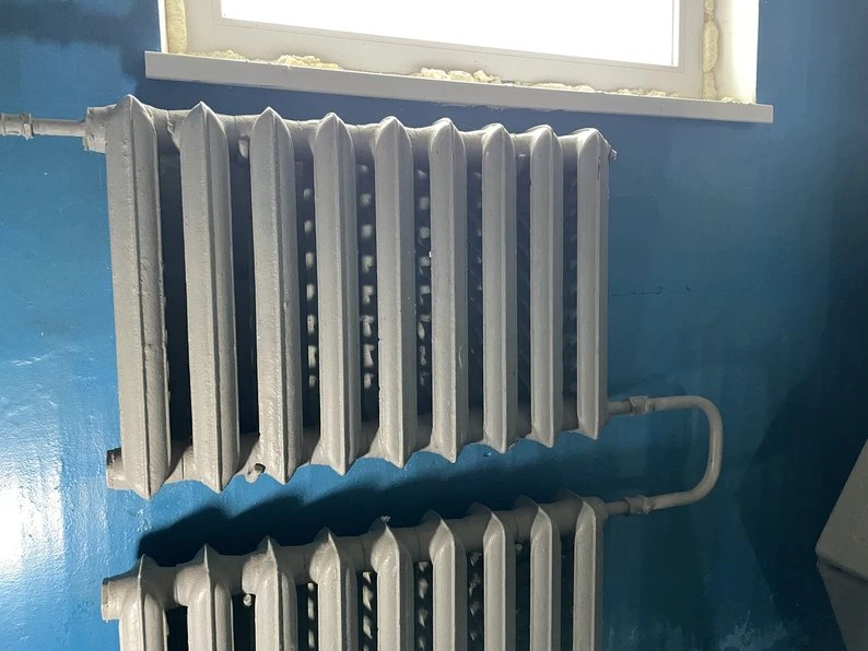 У Полтаві мешканці зруйнованого ракетою будинку живуть із мокрими стінами та без газу