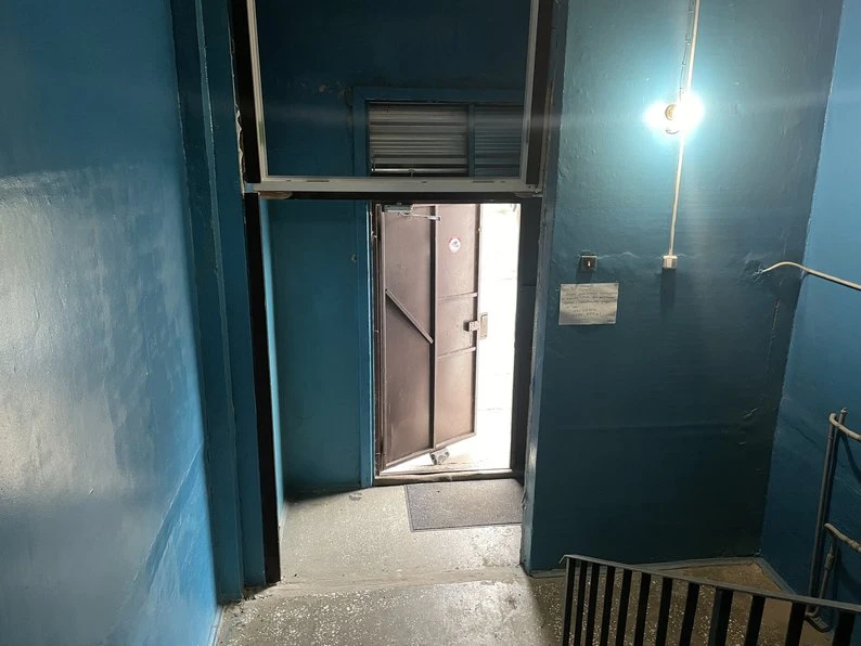 У Полтаві мешканці зруйнованого ракетою будинку живуть із мокрими стінами та без газу