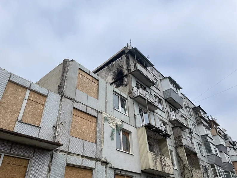 У Полтаві мешканці зруйнованого ракетою будинку живуть із мокрими стінами та без газу