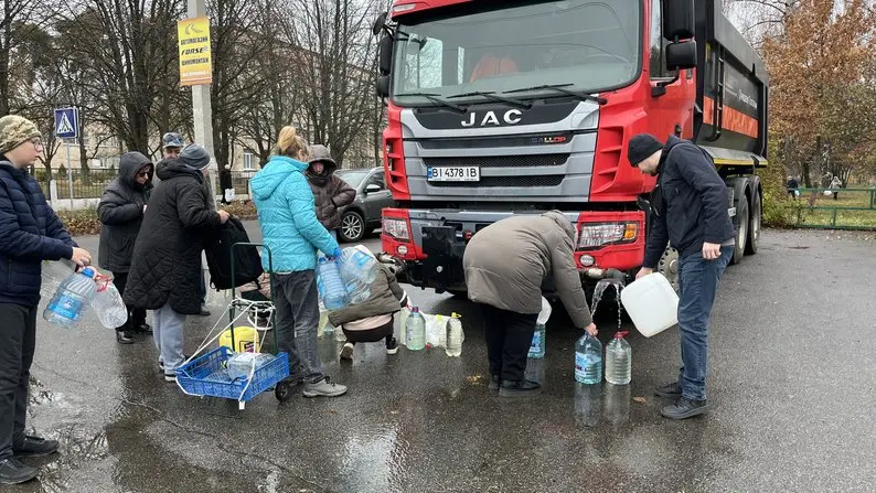 У Полтаві мешканці стоять у чергах за технічною водою після обстрілу