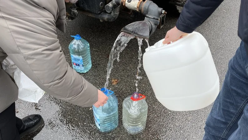 У Полтаві мешканці стоять у чергах за технічною водою після обстрілу