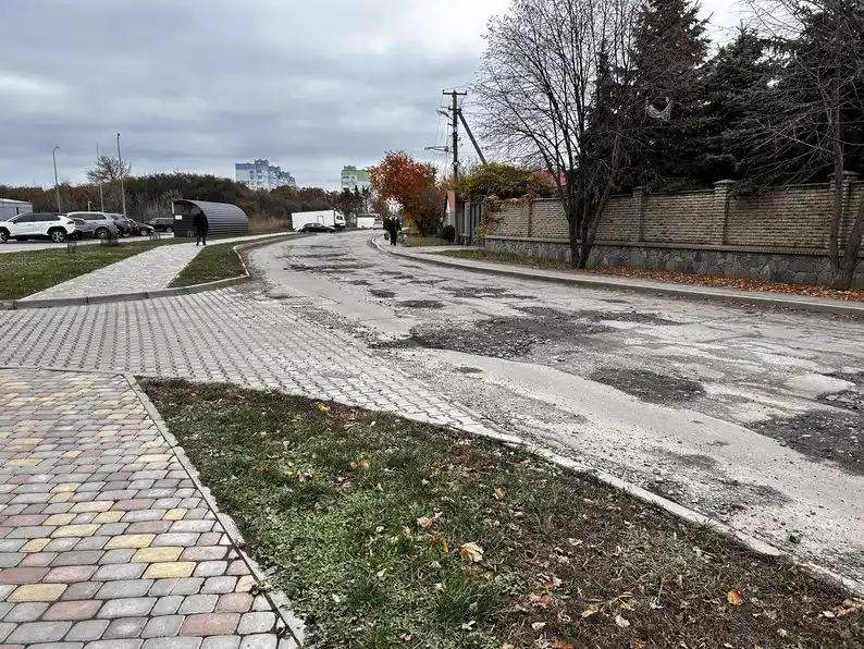 У Розсошенцях місцеві жителі заявляють про критичний стан дороги біля ЖК “Баронівський”