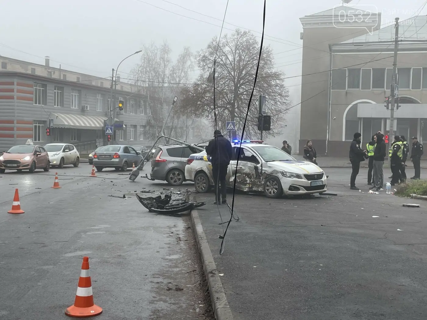 Ранкове зіткнення у центрі Полтави: постраждалі та зруйнована опора світлофора
