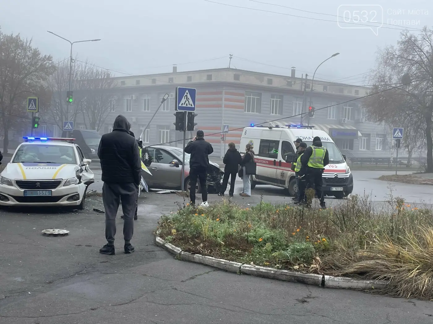 Ранкове зіткнення у центрі Полтави: постраждалі та зруйнована опора світлофора