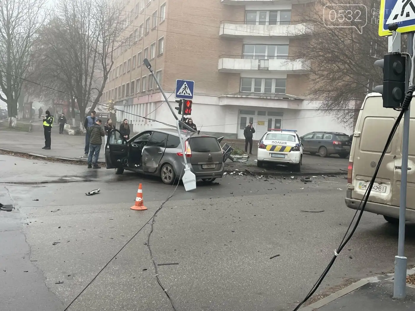 Ранкове зіткнення у центрі Полтави: постраждалі та зруйнована опора світлофора