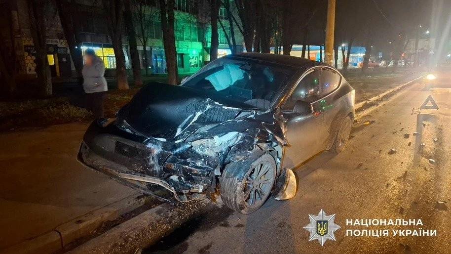 У Полтаві зіткнулися Nissan і Tesla: травмовані жінка та восьмирічна дитина