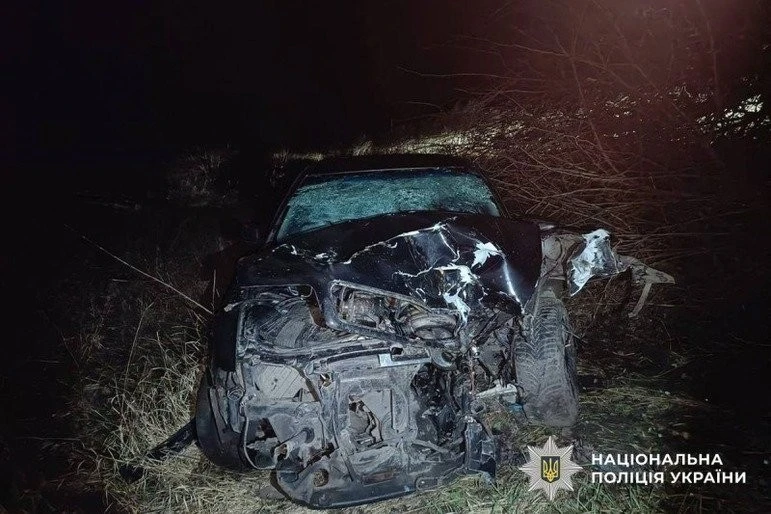 На Полтавщині легковик врізався в дерево: двоє чоловіків опинилися в лікарні