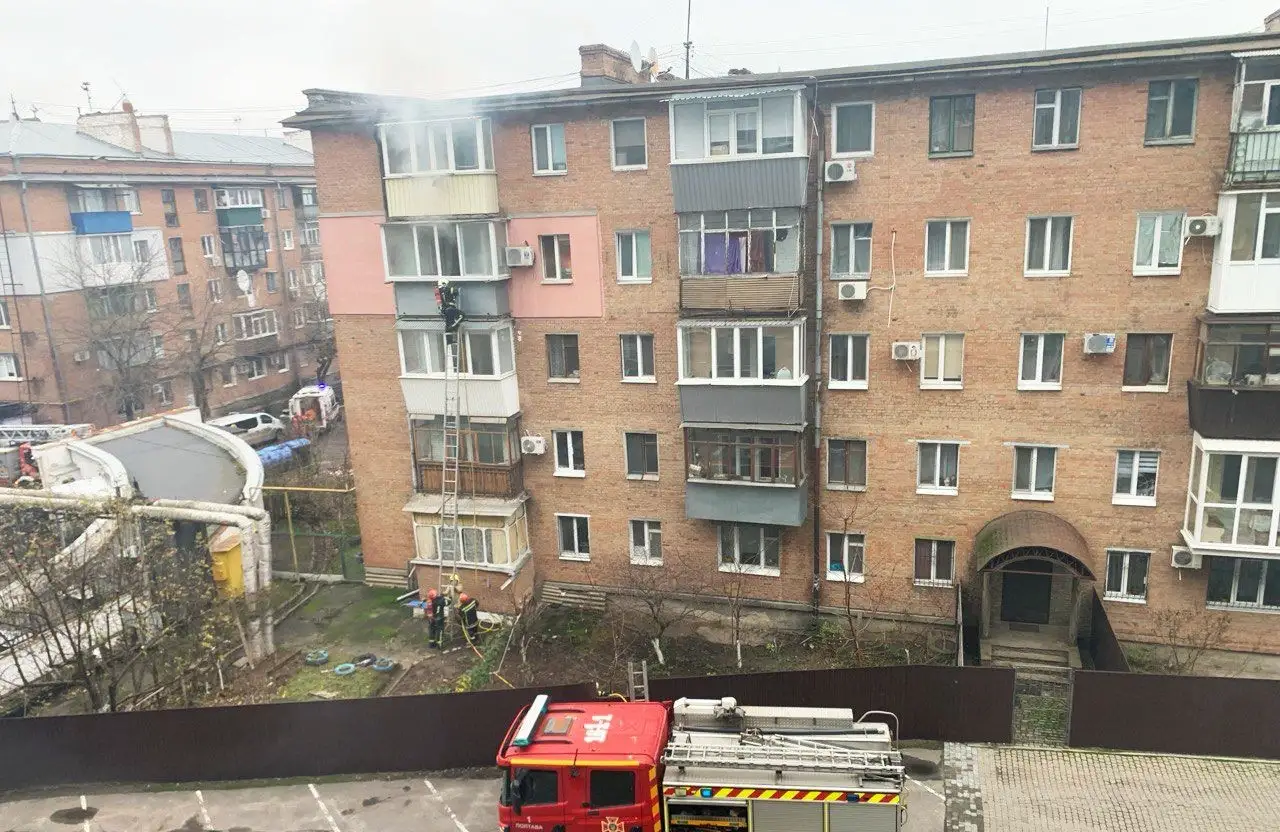 Пожежа в центрі Полтави: мешканку квартири врятували, але їй знадобилася допомога медиків