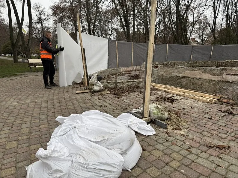 У Полтаві демонтують аварійний фонтан у Сонячному парку: роботи стартували