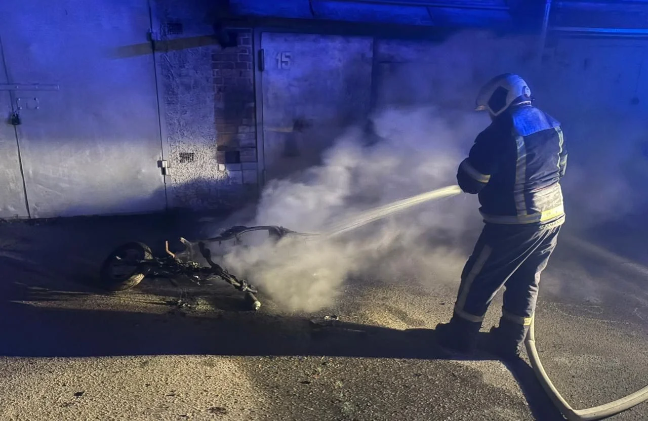 У Полтаві серед ночі згорів мотоцикл: рятувальники оперативно приборкали вогонь