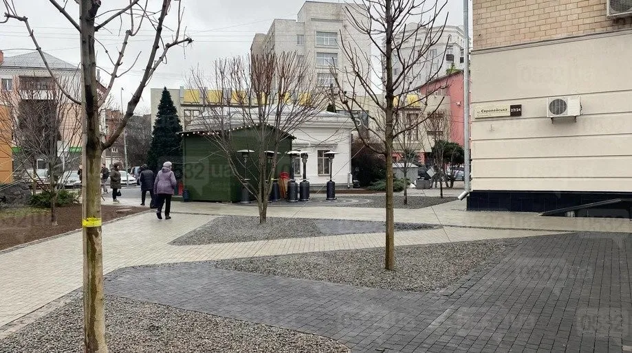 У серці Полтави з’явився новий безбар’єрний простір замість ряду кіосків