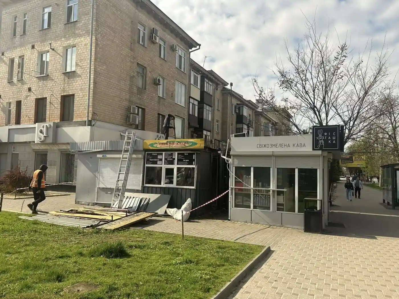 У серці Полтави з’явився новий безбар’єрний простір замість ряду кіосків