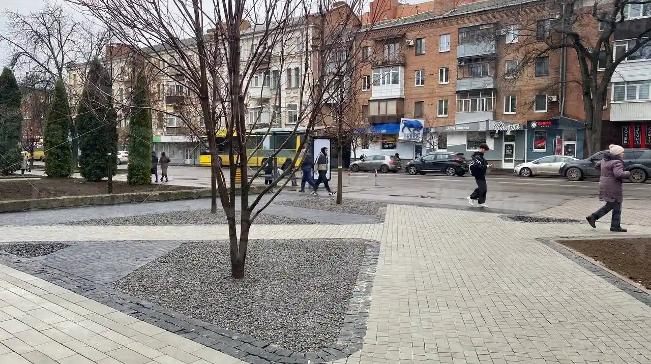 У серці Полтави з’явився новий безбар’єрний простір замість ряду кіосків