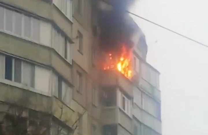 У Полтаві загорілася квартира на восьмому поверсі: рятувальники працюють на місці