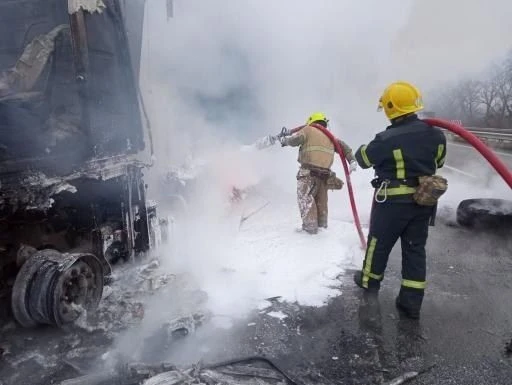Ранкова пожежа на трасі поблизу Решетилівки: у вантажівки вигоріла кабіна