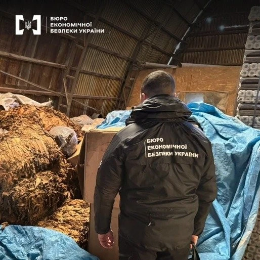 Тіньовий тютюн з Буковини: БЕБ викрило канал постачання для підпільної фабрики на Полтавщині