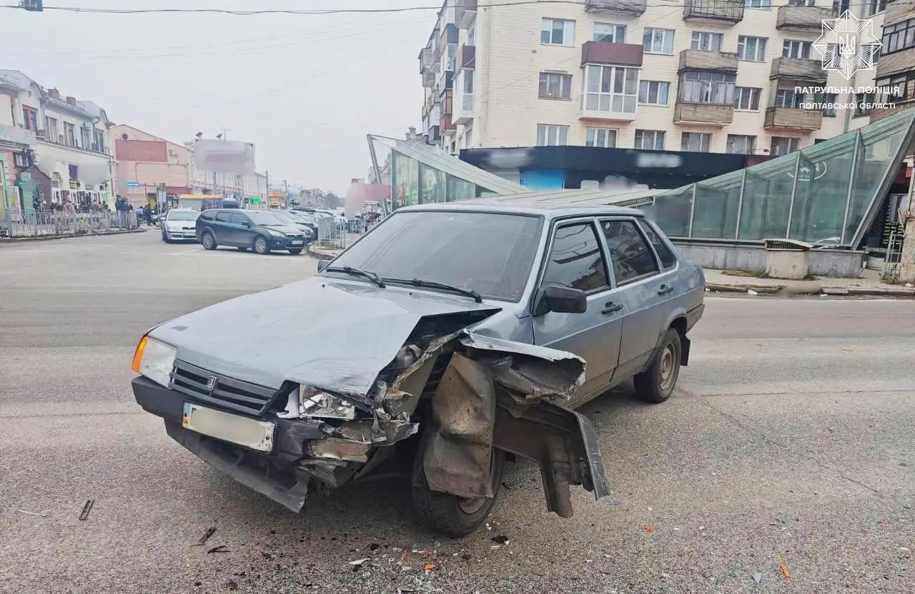 Зіткнення на світлофорі в центрі Полтави: таксі відкинуло на огорожу підземного переходу