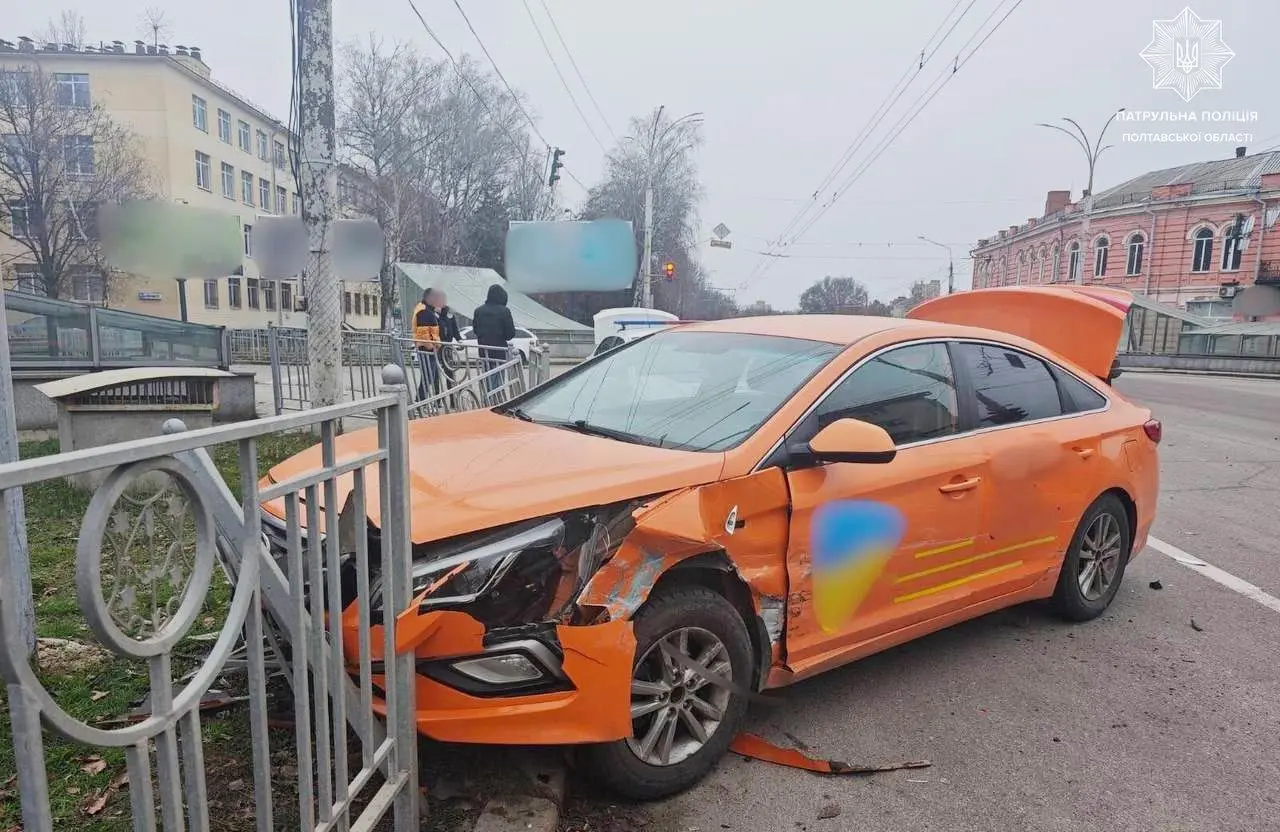 Зіткнення на світлофорі в центрі Полтави: таксі відкинуло на огорожу підземного переходу
