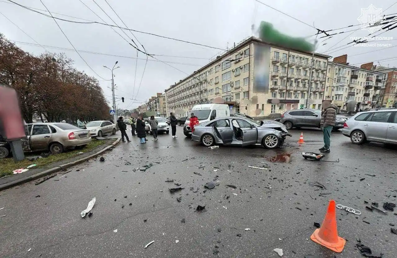 Ранкова аварія в центрі Полтави: зіткнення через проїзд на заборонний сигнал