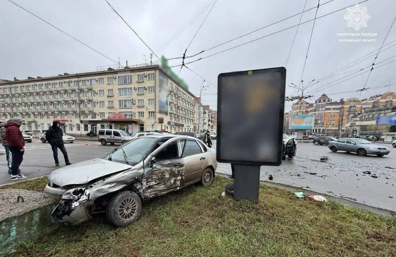 Ранкова аварія в центрі Полтави: зіткнення через проїзд на заборонний сигнал