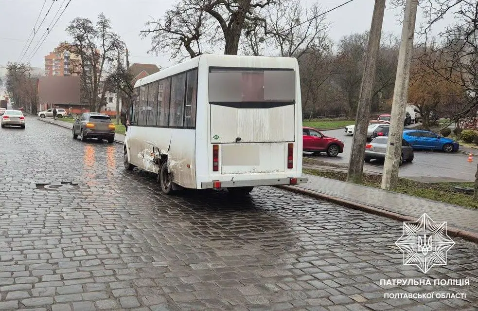 Ранкова аварія в Полтаві: легковик виїхав на зустрічну смугу і врізався в маршрутку
