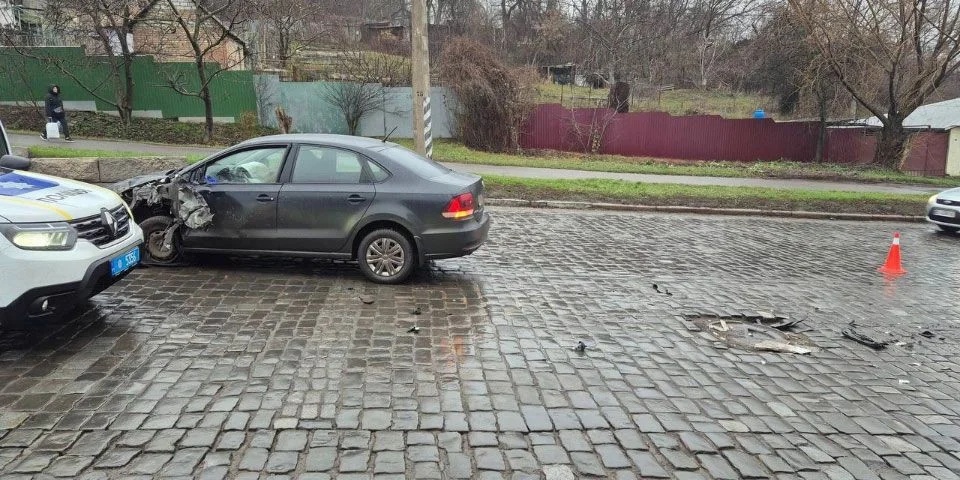 Ранкова аварія в Полтаві: легковик виїхав на зустрічну смугу і врізався в маршрутку