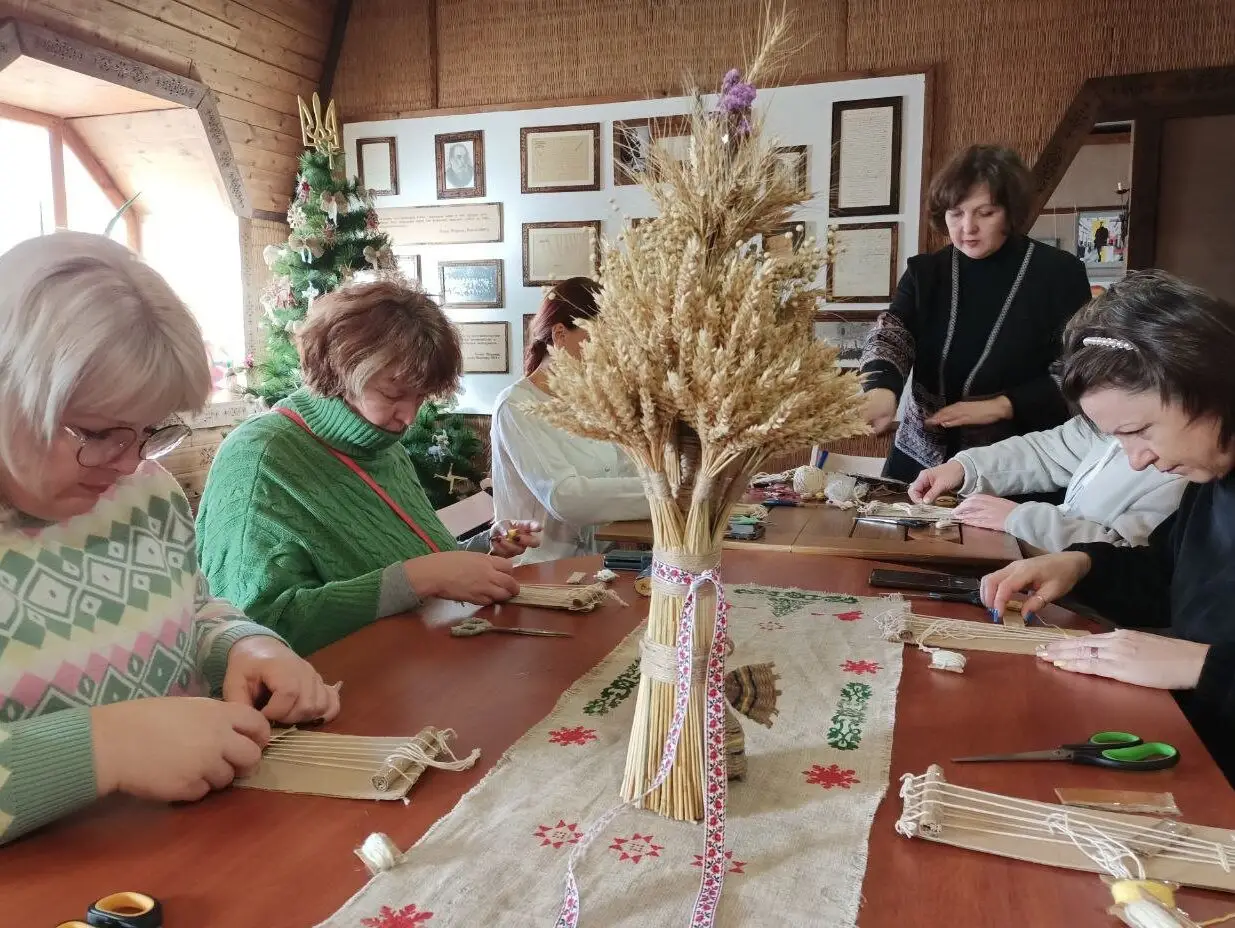 Килимовий янгол власноруч: у музеї Панаса Мирного відкривали таємниці ручного ткацтва