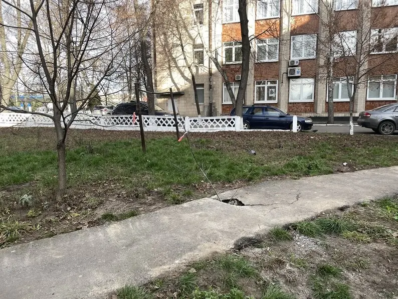 П’ять днів без води: мешканці будинків на Тролейбусній чекають на ремонт порваної труби