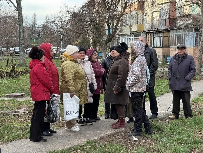 П’ять днів без води: мешканці будинків на Тролейбусній чекають на ремонт порваної труби