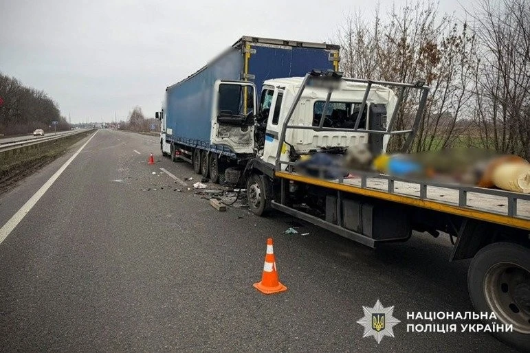 Зіткнення на трасі біля Лубен: після аварії з фурами водія доправили до реанімації