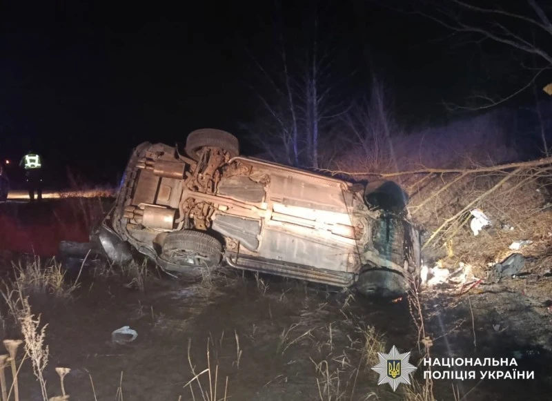 Фатальна аварія на Полтавщині: легковик вилетів з дороги та врізався в дерево