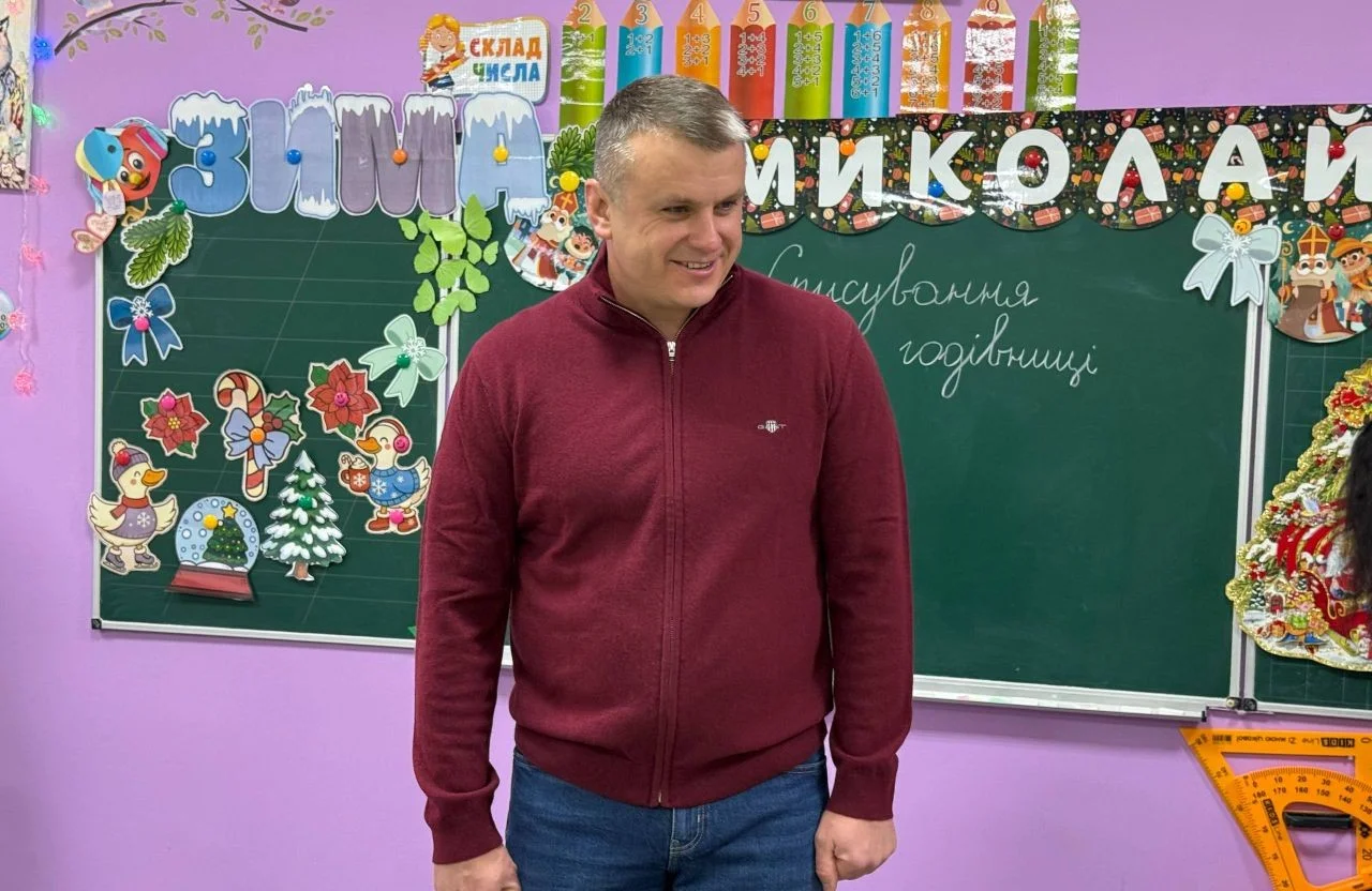Суперечки довкола подарунків у школах: влада шукає пояснення, громада — відповіді