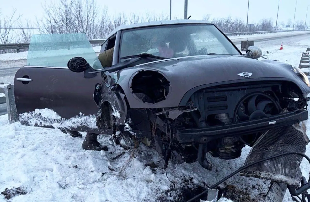 Mini Cooper врізався у відбійник на трасі біля Решетилівки