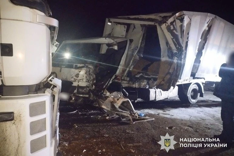 На Полтавщині зіткнулися дві вантажівки: троє людей отримали травми