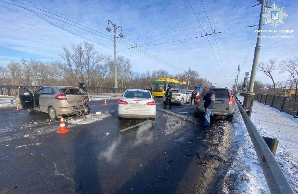 Полтавський міст на годину став місцем потрійної аварії: зіткнулись три авто