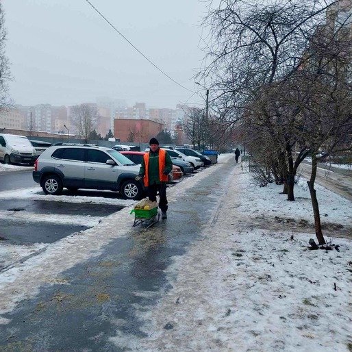 Крижане випробування для Полтави: місто бореться з ожеледицею на дорогах і тротуарах