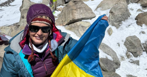 Висота характеру: викладачка з Полтави піднялася на вершину найвищого вулкана планети