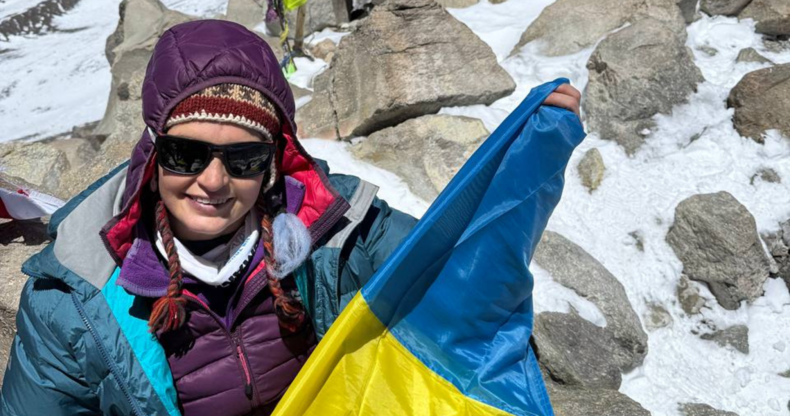 Висота характеру: викладачка з Полтави піднялася на вершину найвищого вулкана планети